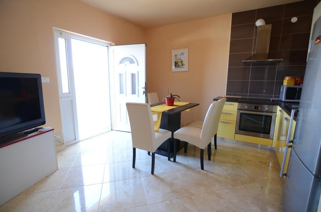 Apartment Emi Sukosan Ngoại thất bức ảnh